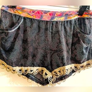 Shorts mesh with scalloped edge coverup